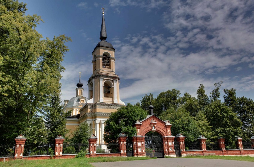 Хатунь. Церковь Рождества Пресвятой Богородицы. общий вид в ландшафте