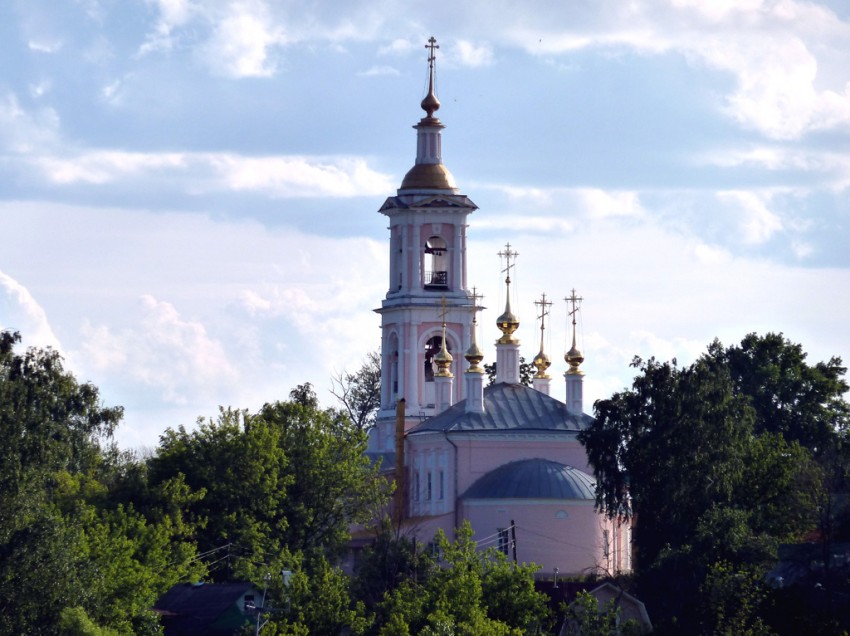 Кимры. Церковь Вознесения Господня. общий вид в ландшафте, Вид на Вознесенскую церковь с Волги, с борта теплохода