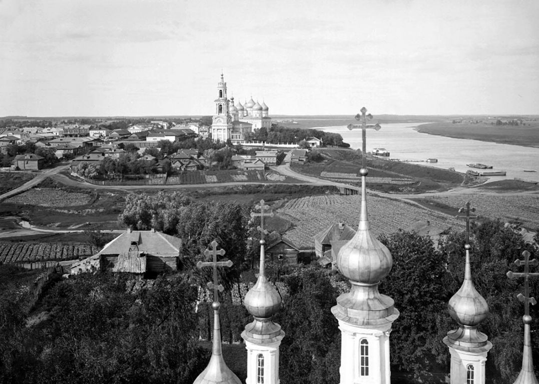 Церковь Вознесения Господня, Кимры (Кимрский район и г. Кимры, Тверская область). архивная фотография, Фотоснимок с дореволюционной фотографии. Маковки Свято-Вознесенского храма.