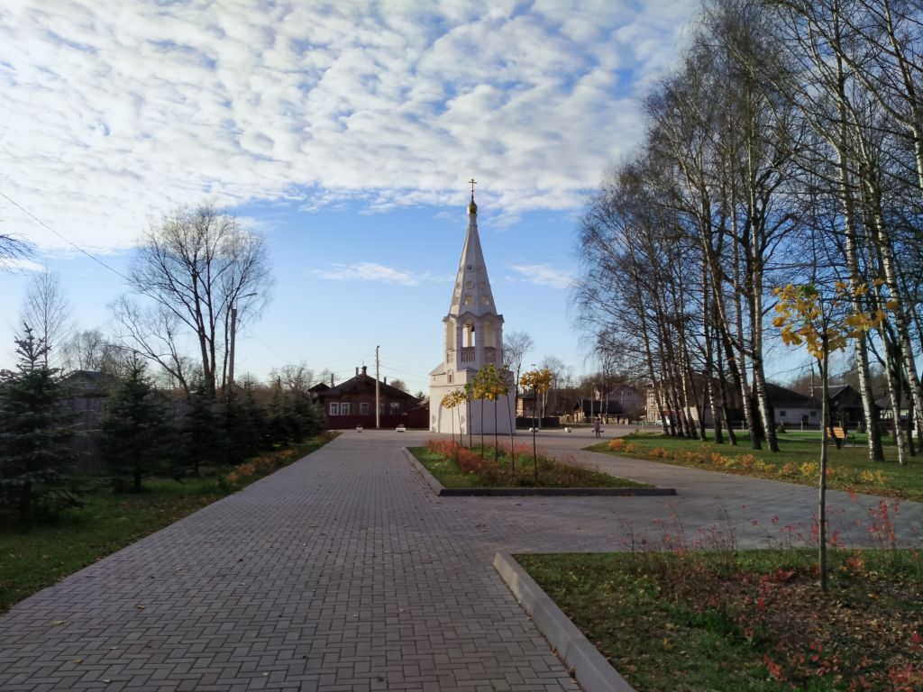 Церковь Введения во храм Пресвятой Богородицы, Бежецк (Бежецкий район, Тверская область). общий вид в ландшафте