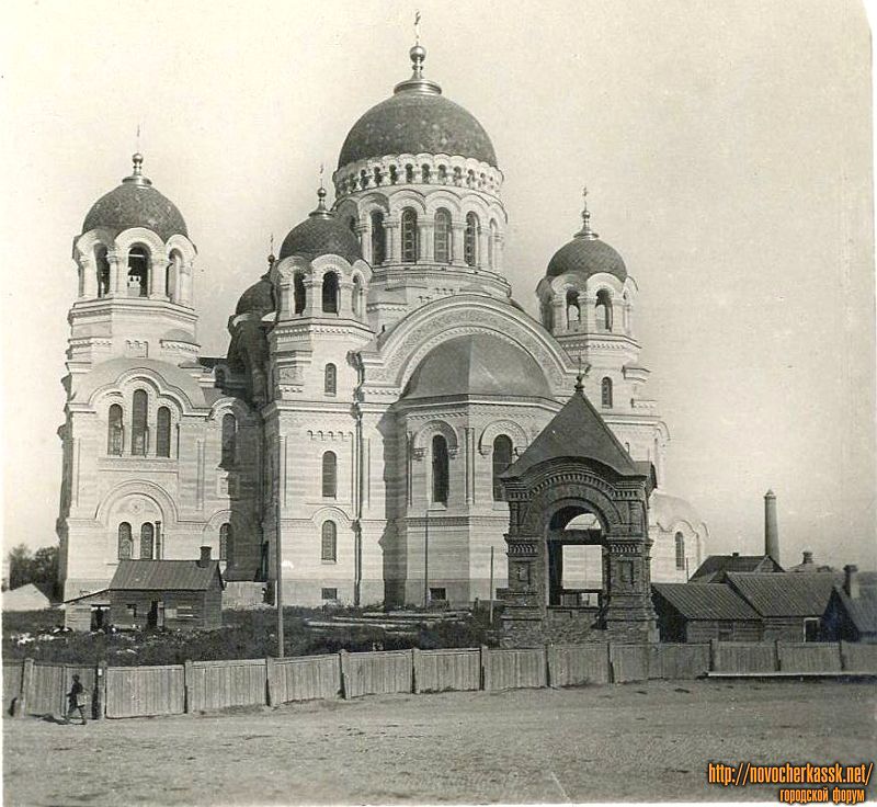 Кафедральный собор Вознесения Господня, Новочеркасск (Новочеркасск, город, Ростовская область). архивная фотография, Временная звонница. Фото с сайта http://novocherkassk.net/gallery/photo/5794/tag-11/