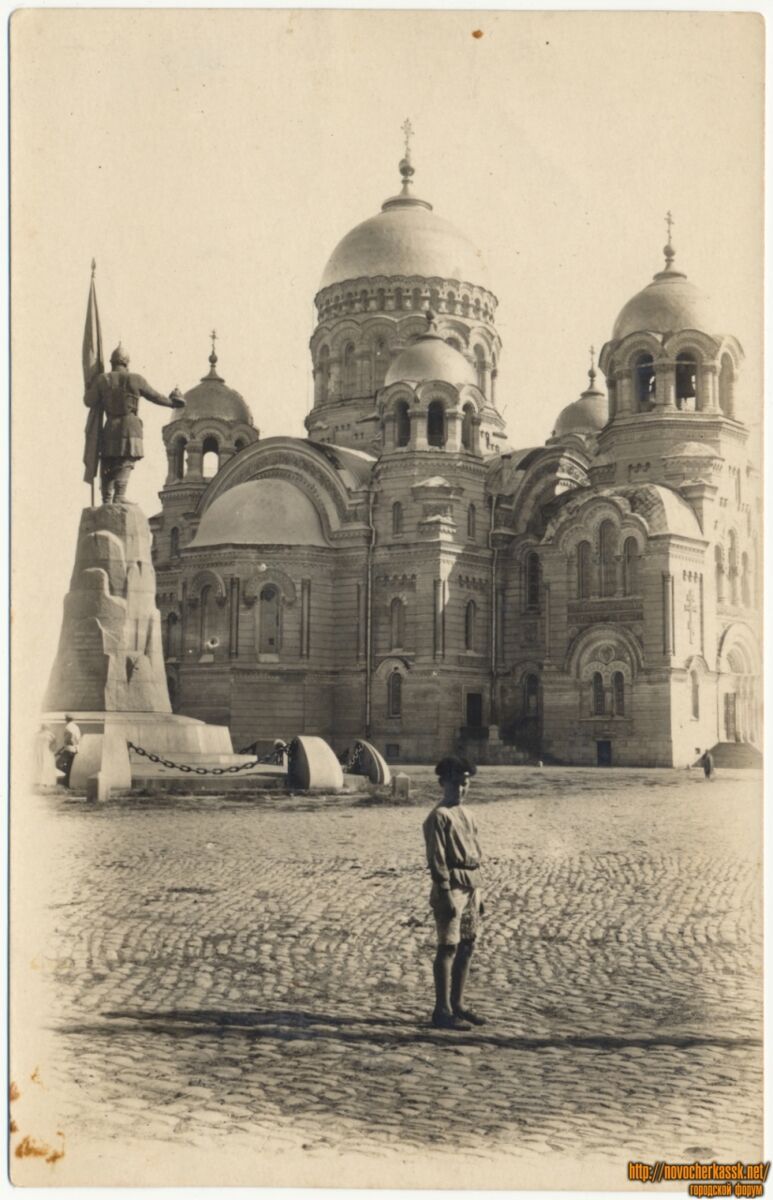 Кафедральный собор Вознесения Господня, Новочеркасск (Новочеркасск, город, Ростовская область). архивная фотография, Фото с видом собора и памятника Ермаку. 1909-1916 г.