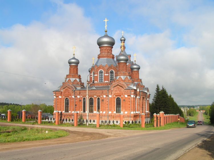 Церковь Воздвижения Креста Господня, Дарна (Истринский городской округ и ЗАТО Восход, Московская область). общий вид в ландшафте