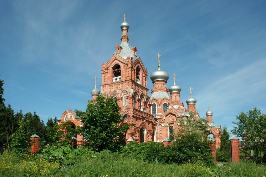 Церковь Воздвижения Креста Господня, Дарна (Истринский городской округ и ЗАТО Восход, Московская область). общий вид в ландшафте, Крестовоздвиженская церковь в Дарне.