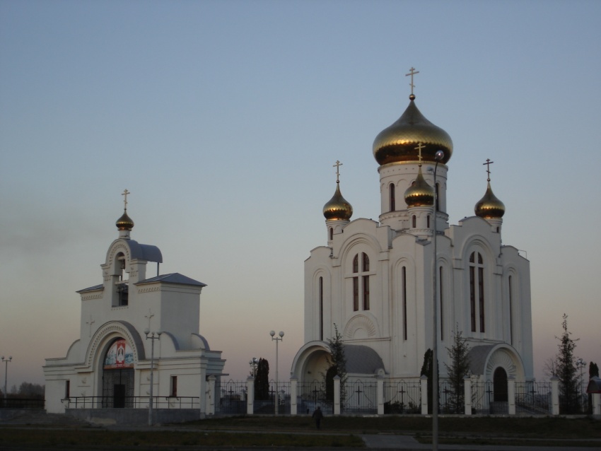 Старый Оскол. Церковь Рождества Христова. общий вид в ландшафте