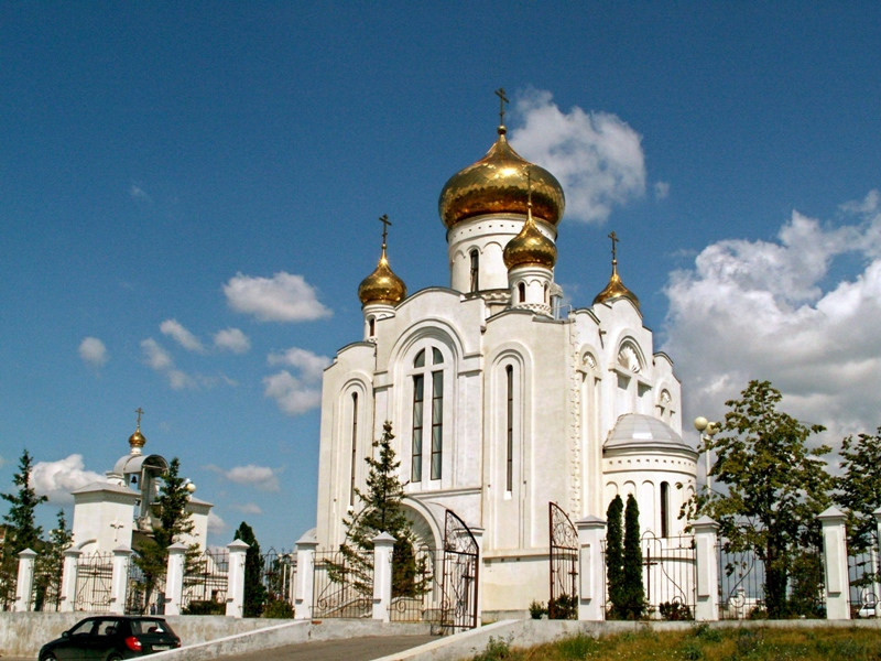 Старый Оскол. Церковь Рождества Христова. общий вид в ландшафте