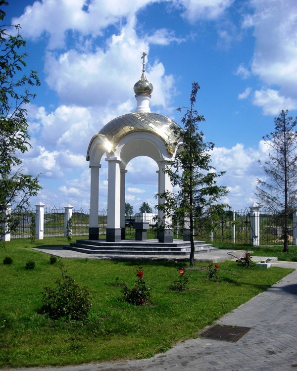 Старый Оскол. Церковь Рождества Христова. общий вид в ландшафте, Надкладезная сень в честь Иоанна Предтечи