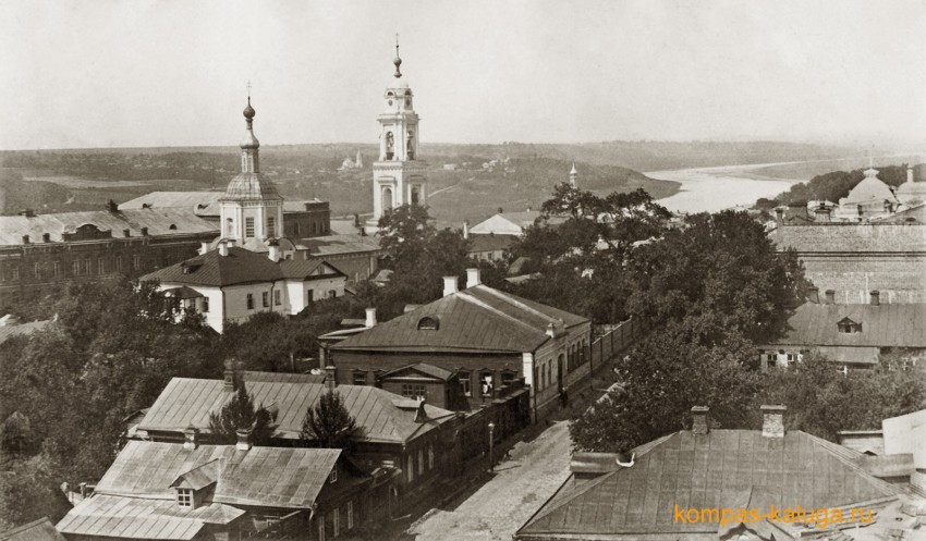 Калуга. Церковь Богоявления Господня. архивная фотография, Вид с северо-востока. Между куполами храма на дальнем плане видна Рождественская церковь в Ромоданово, а справа от колокольни виден купол Успенской церкви. Источник - http://kompas-kaluga.ru/historyitem/13001/