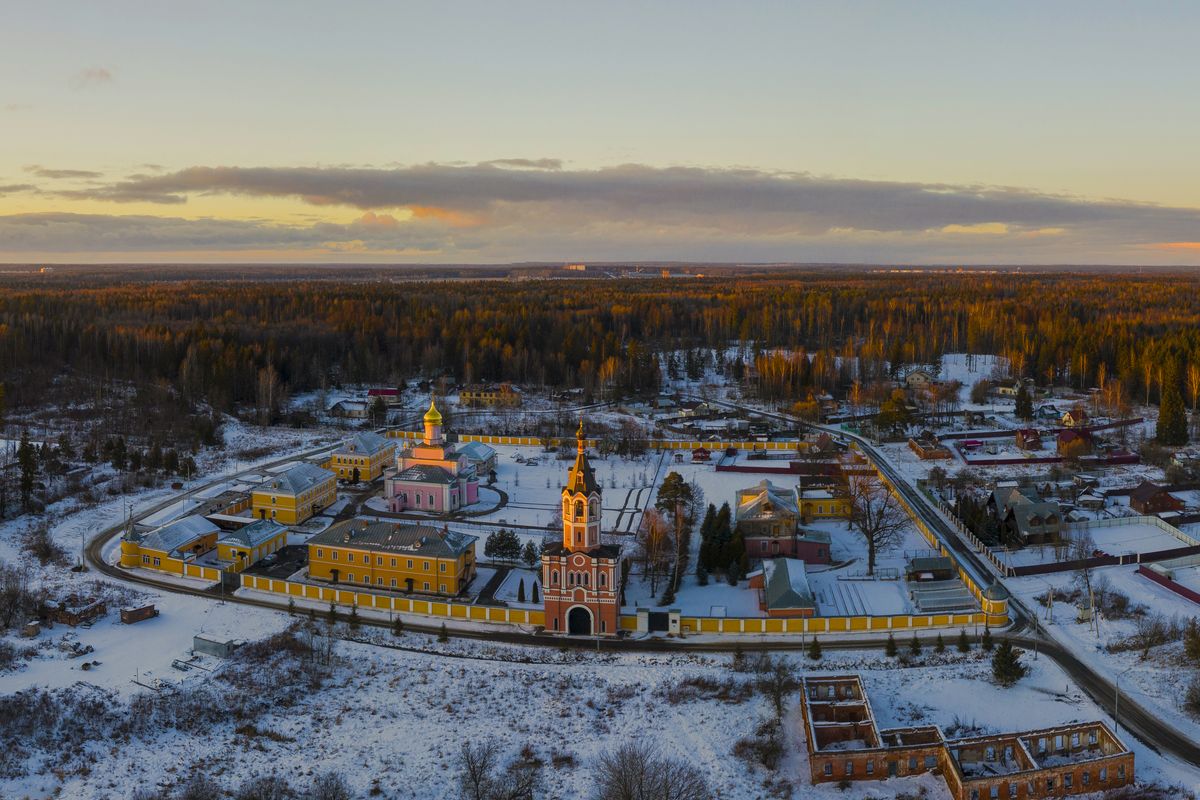общий вид в ландшафте. Троице-Одигитриевская Зосимова пустынь, Зосимова пустынь (Троицкий административный округ (ТАО), г. Москва)