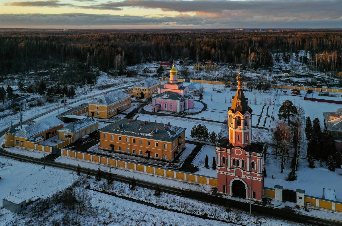 общий вид в ландшафте. Троице-Одигитриевская Зосимова пустынь, Зосимова пустынь (Троицкий административный округ (ТАО), г. Москва)