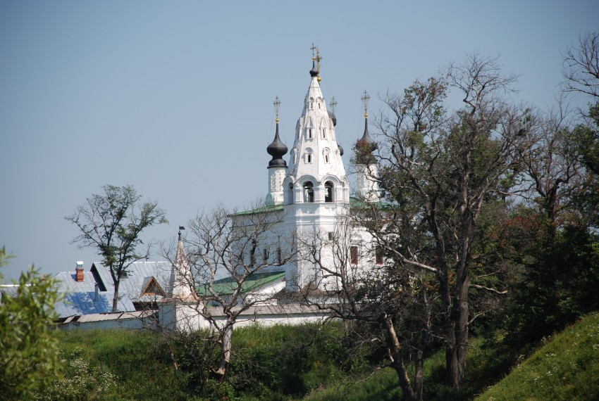 Суздаль. Александровский мужской монастырь. фасады, вид на монастырь с реки Каменки.