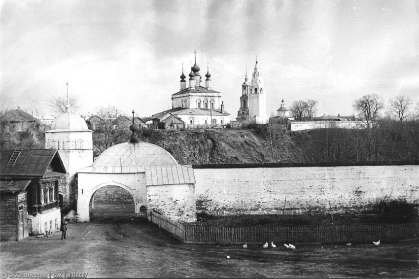 Александровский мужской монастырь, Суздаль (Суздальский район, Владимирская область). дополнительная информация,  Фото с сайта pastvu.ru Фото  1960-х годов.