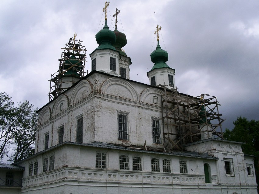 Морозовица. Троице-Гледенский монастырь. Собор Троицы Живоначальной. архитектурные детали, галерея, южный придел, основной объем верхней церкви и пятиглавие, вид с юго-запада