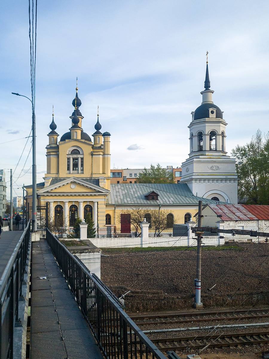 общий вид в ландшафте. Церковь Покрова Пресвятой Богородицы в Красном селе, Басманный (Центральный административный округ (ЦАО), г. Москва)