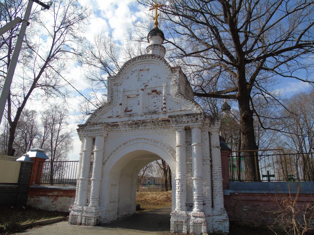 Церковь Троицы Живоначальной, Балахна (Балахнинский район, Нижегородская область). дополнительная информация, Ворота храма