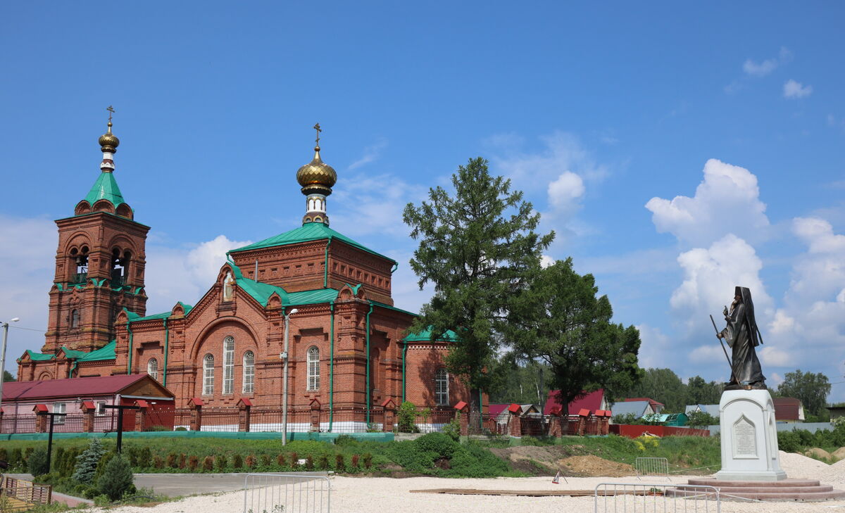Церковь Успения Пресвятой Богородицы, Петушки (Петушинский район, Владимирская область). фасады, Вид с юго- востока. Справа памятник Святителю Афанасию Ковровскому 