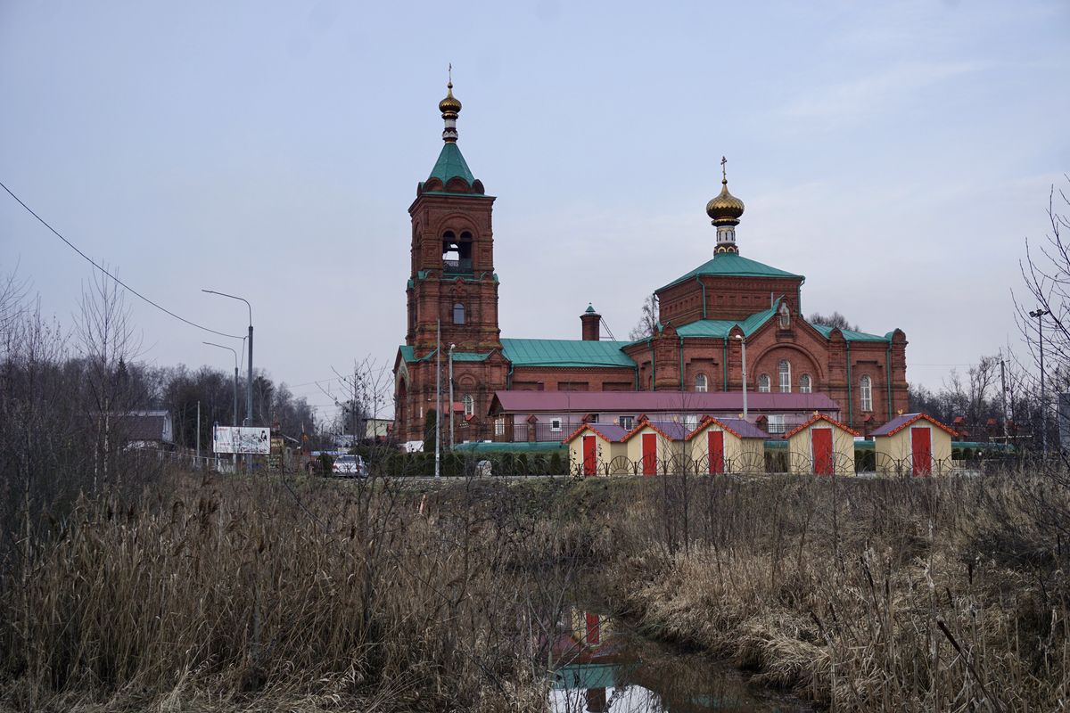 общий вид в ландшафте. Церковь Успения Пресвятой Богородицы, Петушки (Петушинский район, Владимирская область)