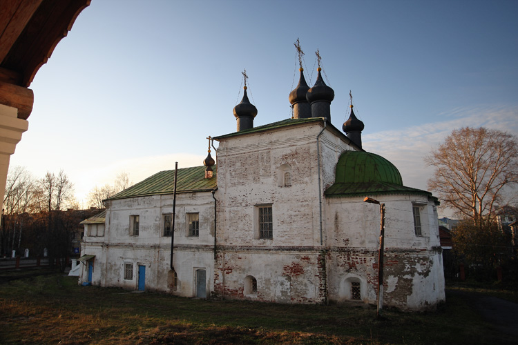 Балахна. Покровский монастырь. Церковь Покрова Пресвятой Богородицы. фасады, Покровская церковь 1648г. Вид с крыльца Никольской церкви