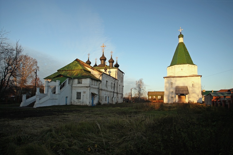 Балахна. Покровский монастырь. общий вид в ландшафте, Покровская церковь 1648г.(слева) и Никольская церковь 1552г.(справа) 