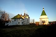 Покровский монастырь, Покровская церковь 1648г.(слева) и Никольская церковь 1552г.(справа) , Балахна, Балахнинский район, Нижегородская область