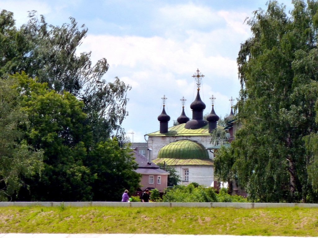 Балахна. Покровский монастырь. Церковь Покрова Пресвятой Богородицы. общий вид в ландшафте, Вид с Волги с борта теплохода на Покровскую церковь в Балахне