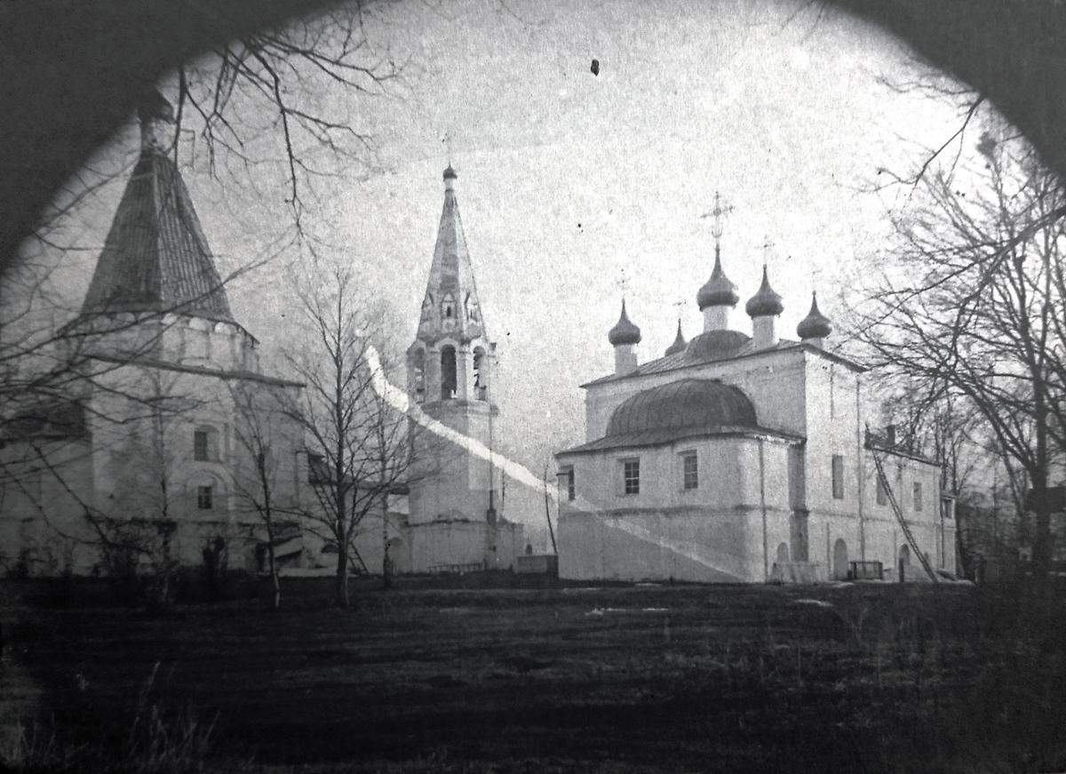 Покровская церковь справа., архивная фотография. Церковь Покрова Пресвятой Богородицы, Балахна (Балахнинский район, Нижегородская область)