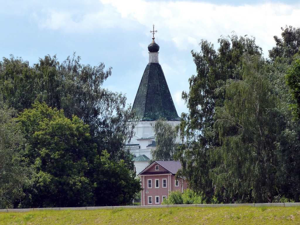 Церковь Николая Чудотворца, Балахна (Балахнинский район, Нижегородская область). общий вид в ландшафте, Вид с Волги с борта теплохода на Никольскую церковь в Балахне