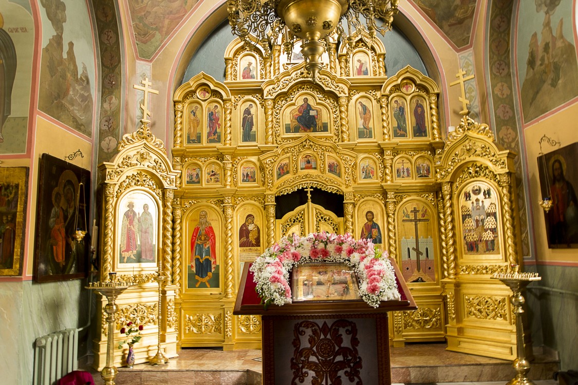 Церковь Всех Святых на кладбище 