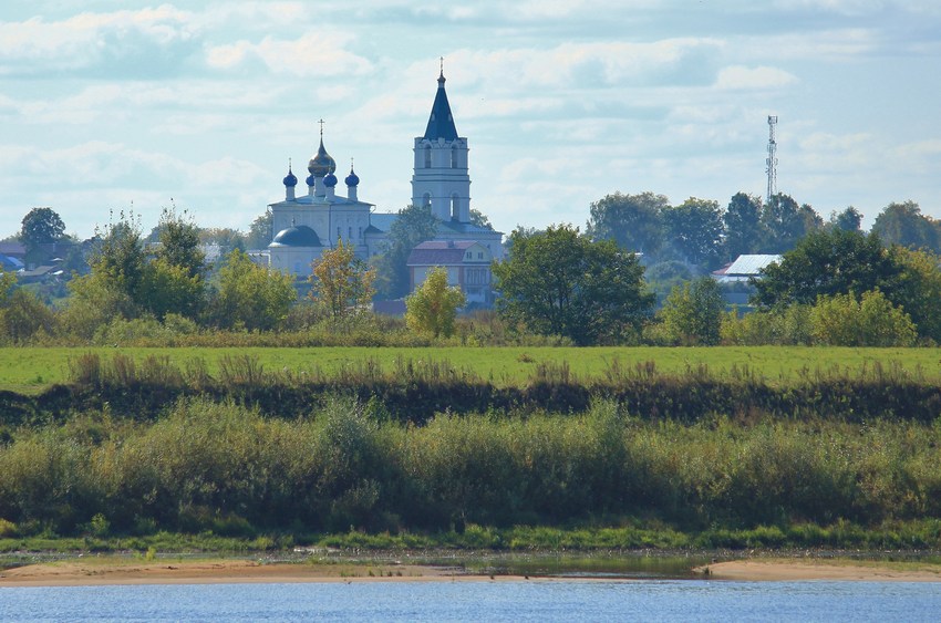 Большое Козино. Церковь Михаила Архангела. общий вид в ландшафте, Вид с Волги