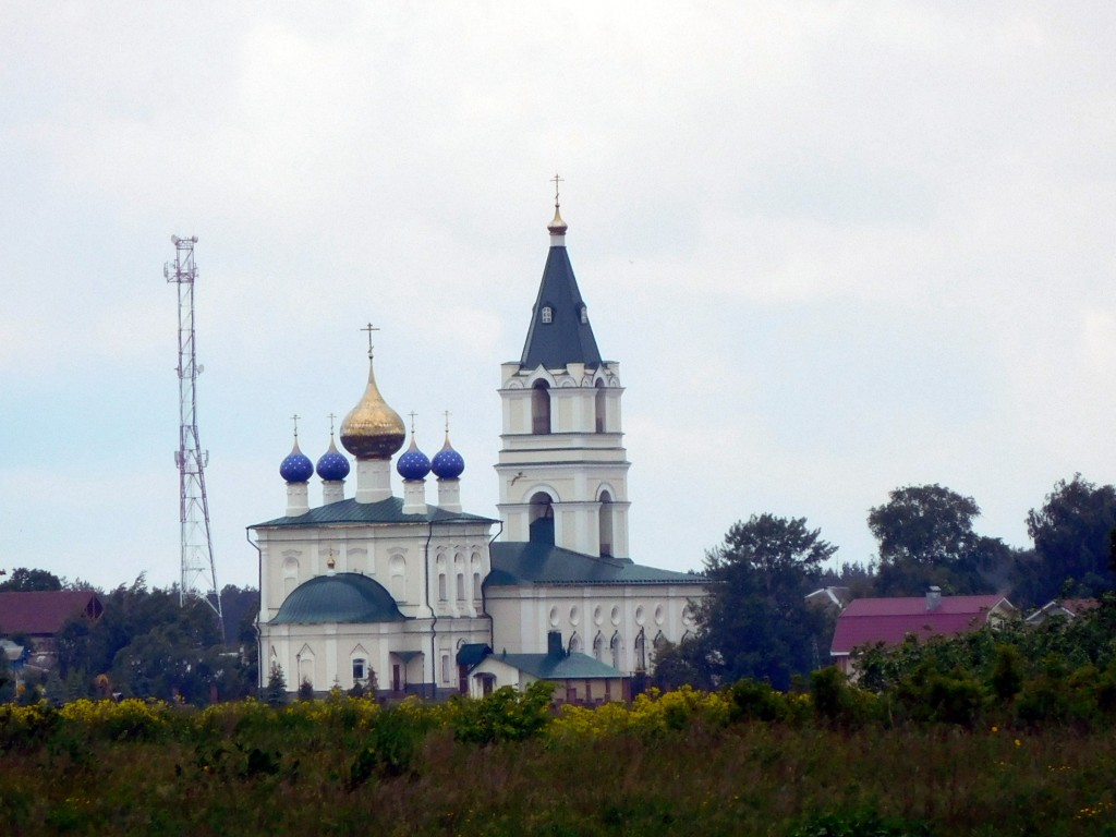 Большое Козино. Церковь Михаила Архангела. общий вид в ландшафте, Вид на церковь с Волги