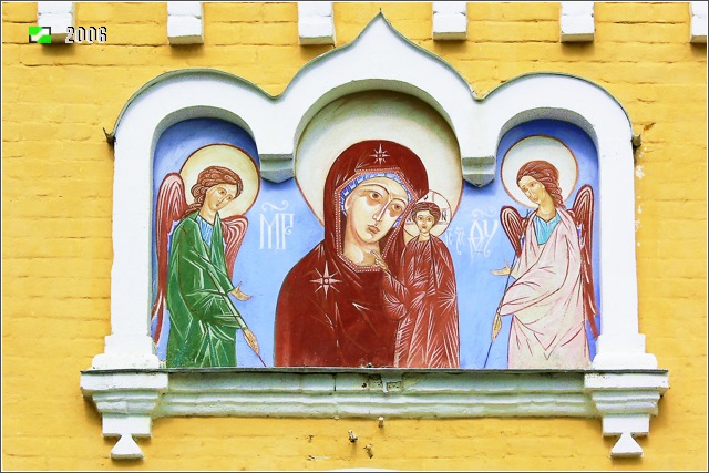 Церковь Казанской иконы Божией Матери, Лакинск (Собинский район, Владимирская область). архитектурные детали, Фрагмент росписи западного фасада с образом Пресвятой Богородицы