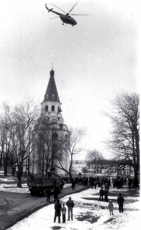 Успенский монастырь. Церковь-колокольня Распятия Христова, Александров (Александровский район, Владимирская область). архивная фотография, Монтаж главного колокола вертолётом Киржачского авиаотряда