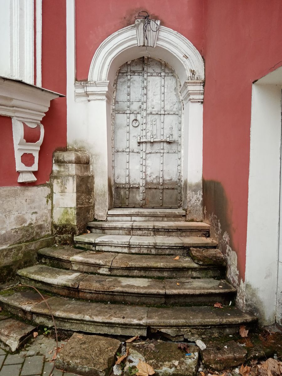 Церковь Никиты мученика (Владимирской иконы Божией Матери) в Старой Басманной слободе, Басманный (Центральный административный округ (ЦАО), г. Москва). архитектурные детали, Входная дверь в трапезную храма (северная сторона)  