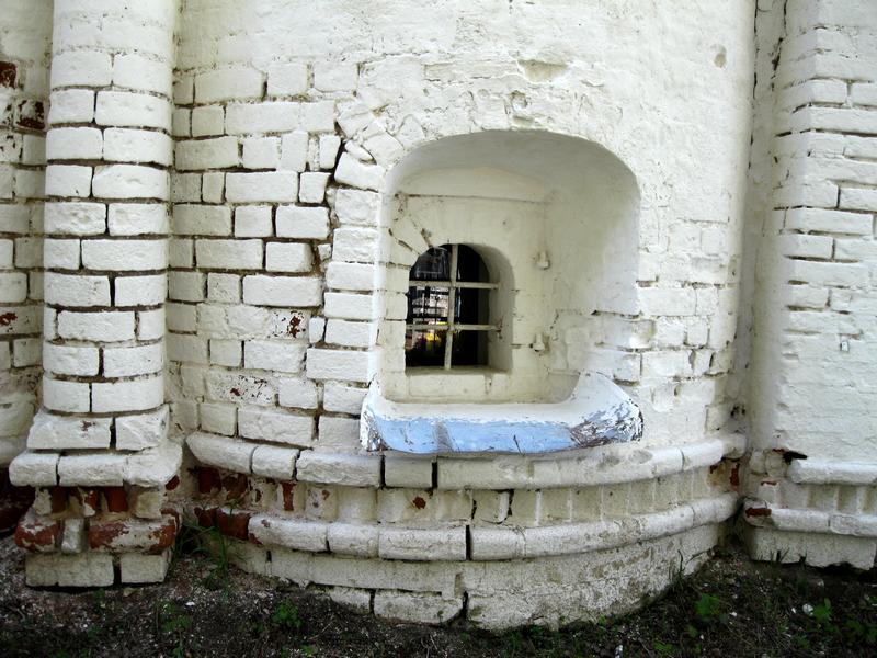 Благовещенский женский монастырь. Церковь Благовещения Пресвятой Богородицы, Сновицы (Суздальский район, Владимирская область). архитектурные детали, окно первого яруса апсиды