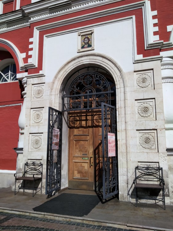 Аэропорт. Церковь Благовещения Пресвятой Богородицы в Петровском парке. архитектурные детали, вход в церковь