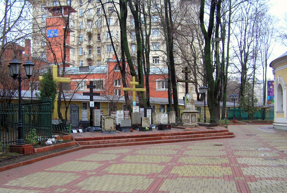 Церковь Всех Святых во Всехсвятском на Соколе, Сокол (Северный административный округ (САО), г. Москва). дополнительная информация, Некрополь.