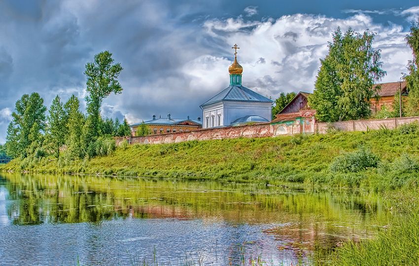 Боровичи. Свято-Духов Иаковлев Боровичский монастырь. общий вид в ландшафте, Свято-Духов монастырь