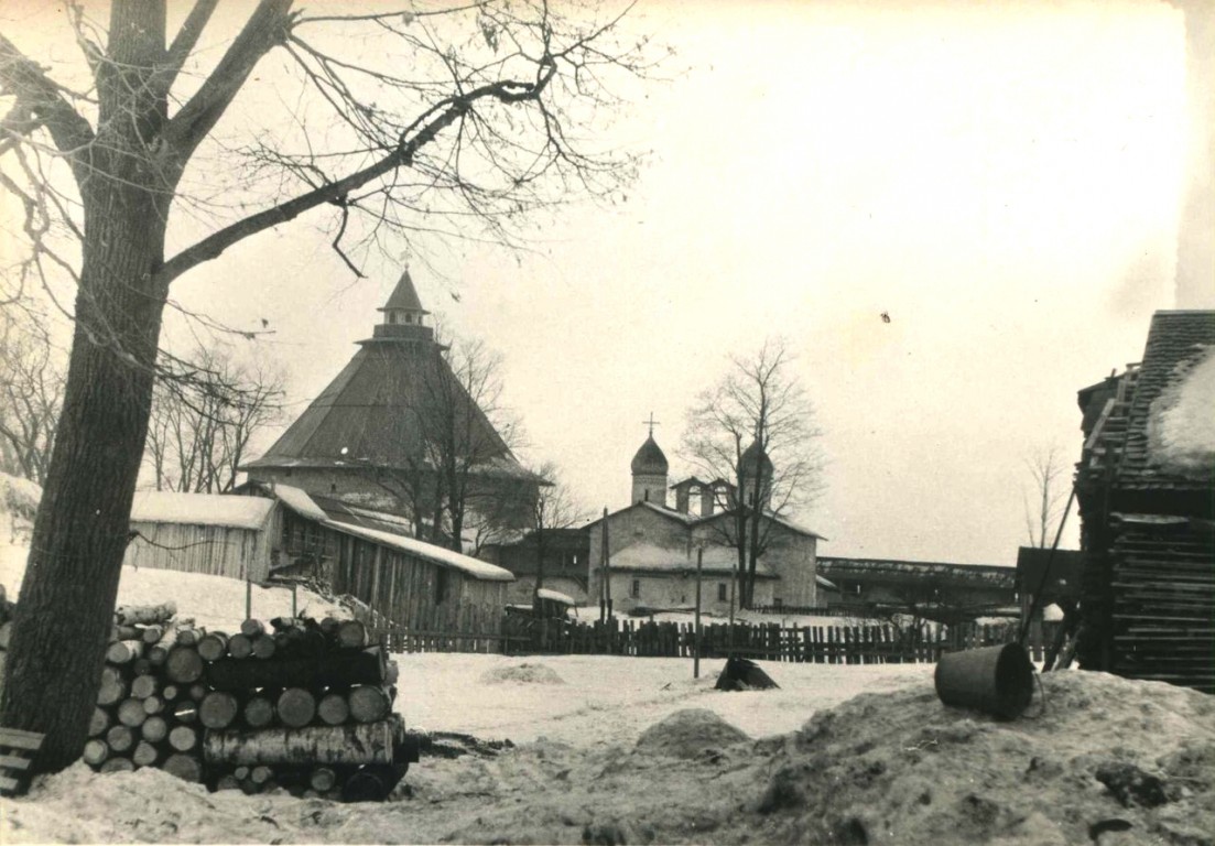 Псков. Церковь Покрова и Рождества Пресвятой Богородицы от Пролома. архивная фотография, Фото 1965 г. Б.С. Скобельцина. Себежский краеведческий музей