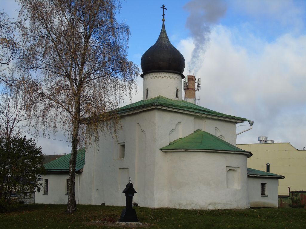 Псков. Церковь Николая Чудотворца от Каменной ограды. фасады