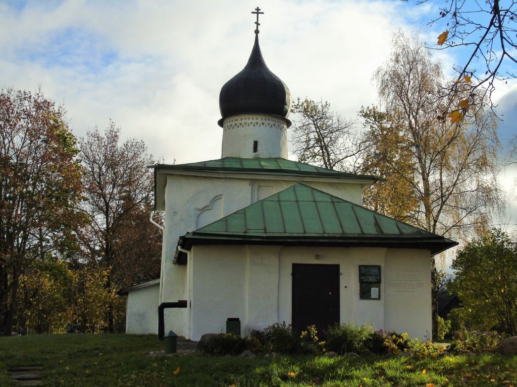 Псков. Церковь Николая Чудотворца от Каменной ограды. фасады