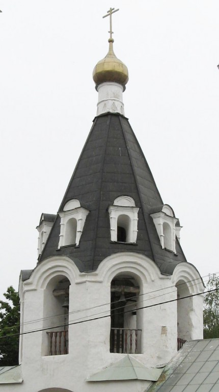 Церковь Михаила и Гавриила Архангелов с Городца, Псков (Псков, город, Псковская область). архитектурные детали, Ярус звона колокольни, завершающийся декоративным шатром с крестом