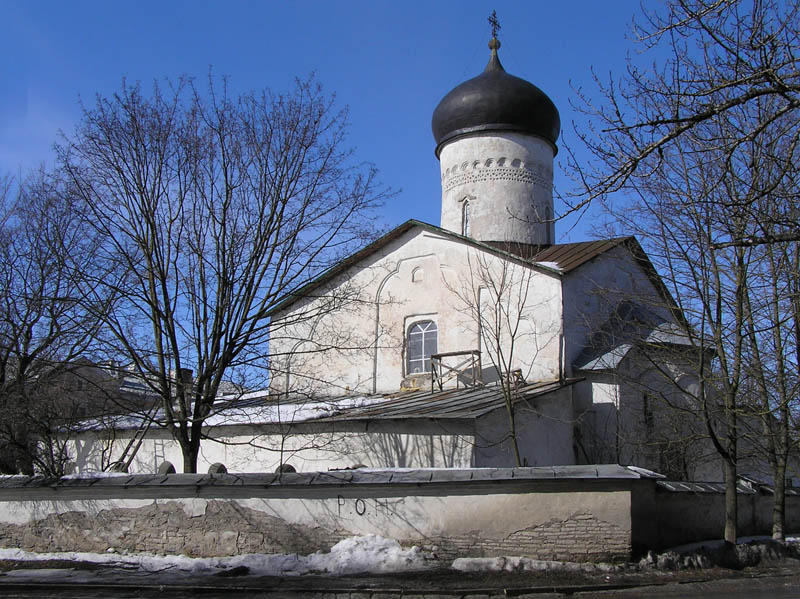Псков. Церковь Космы и Дамиана с Примостья. общий вид в ландшафте