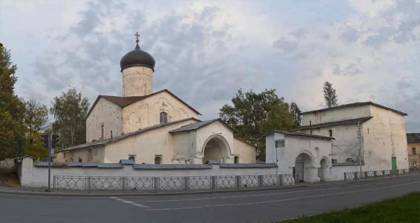 Псков. Церковь Космы и Дамиана с Примостья. общий вид в ландшафте