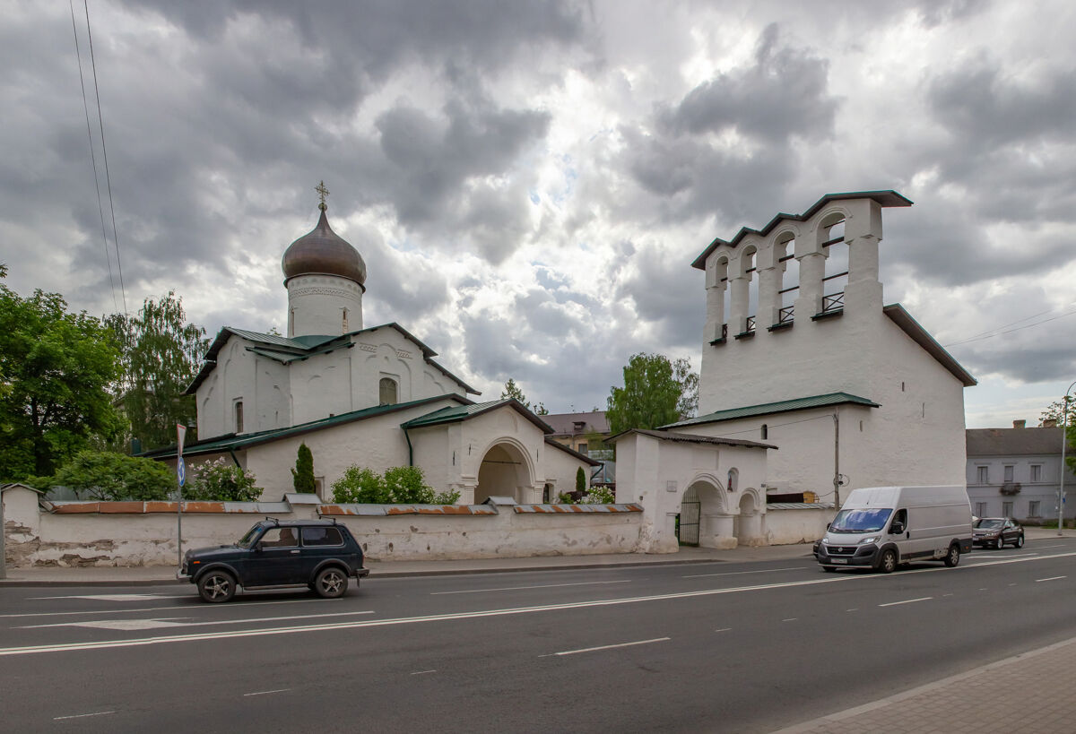 Церковь Космы и Дамиана с Примостья, Псков (Псков, город, Псковская область). общий вид в ландшафте, Панорама с восстановленной звонницей