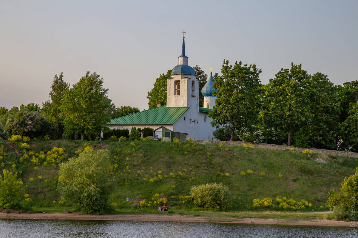 Псков. Церковь Петра и Павла на Брезе. архитектурные детали, Вид с реки Великой