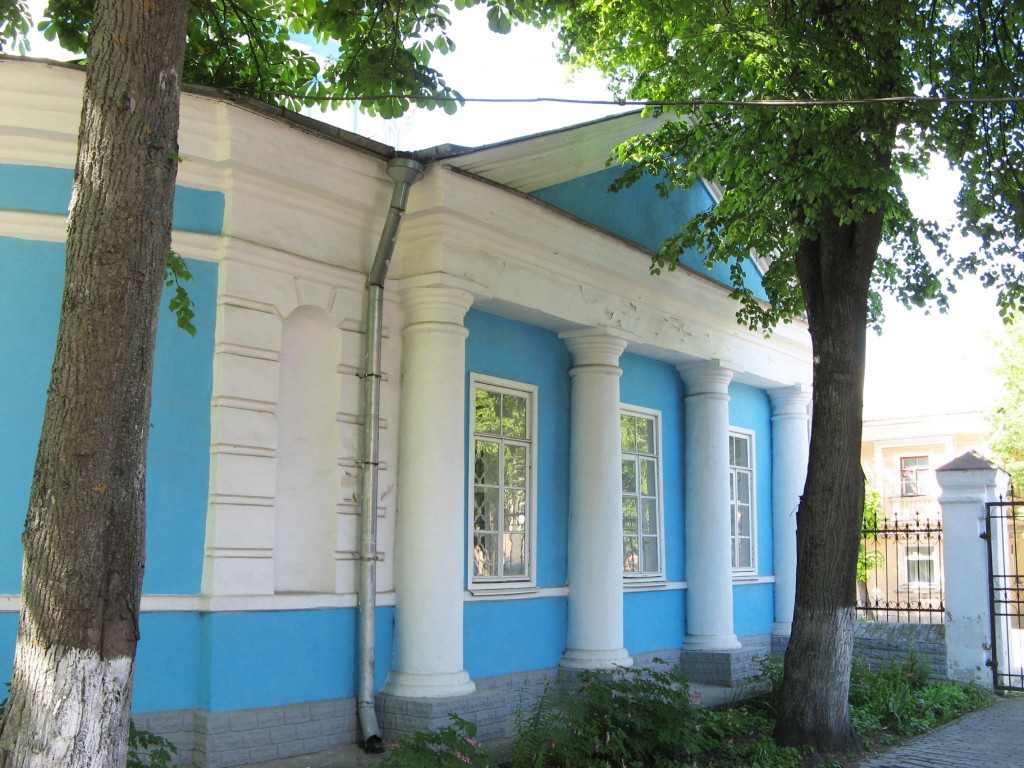 Церковь Успения Пресвятой Богородицы с Полонища, Псков (Псков, город, Псковская область). архитектурные детали, Алтарная стена главного престола на восточном фасаде - по виду портиком, но с колоннами, приставленными к стене. 