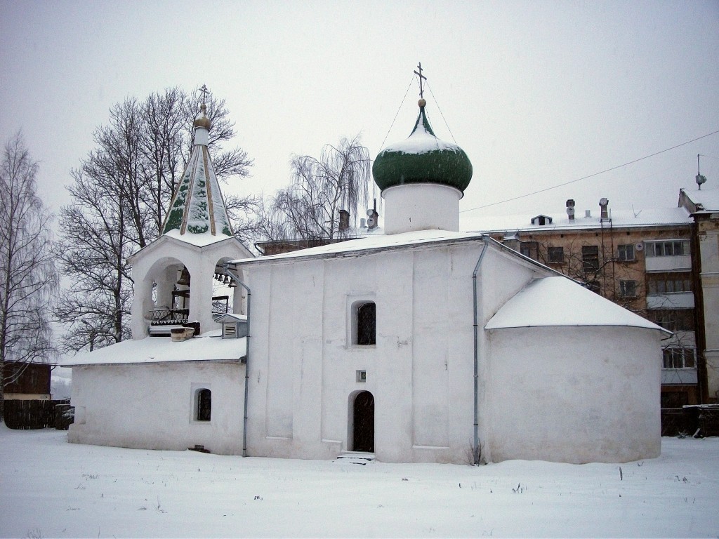 Псков. Церковь Преполовения Пятидесятницы на Спасском подворье. фасады