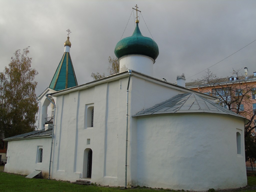 Псков. Церковь Преполовения Пятидесятницы на Спасском подворье. фасады