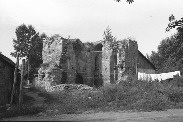 Церковь Сергия Радонежского с Залужья, Псков (Псков, город, Псковская область). архивная фотография, Общий вид храма с северо-востока в 1970 г., перед началом консервации. Фото С. М. Морозова