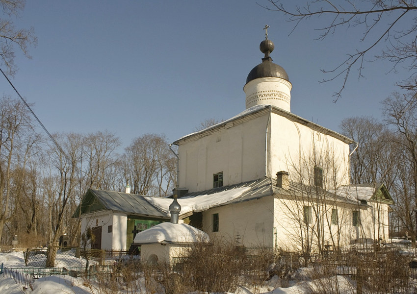 Псков. Церковь Жён-мироносиц на Завеличье. общий вид в ландшафте